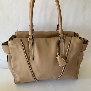 Guess tan leather women purse NEW  with tag perfect condition